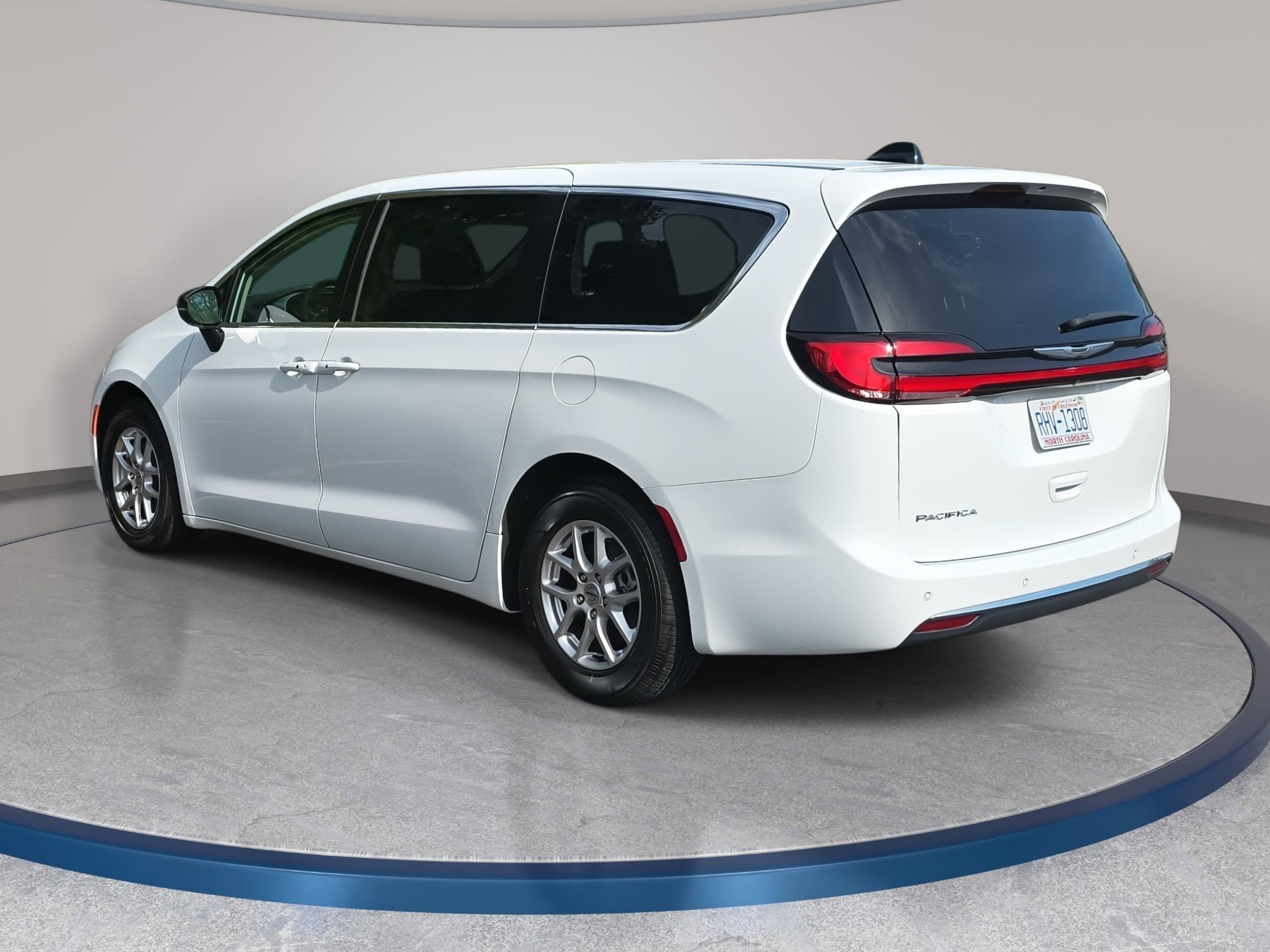 Used 2024 Chrysler Pacifica Touring-L image 7