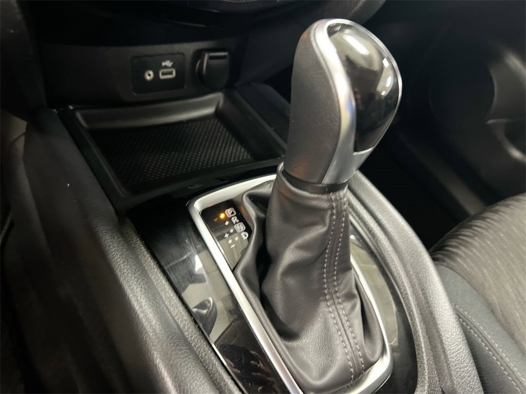 Used 2020 Nissan Rogue SV image 16