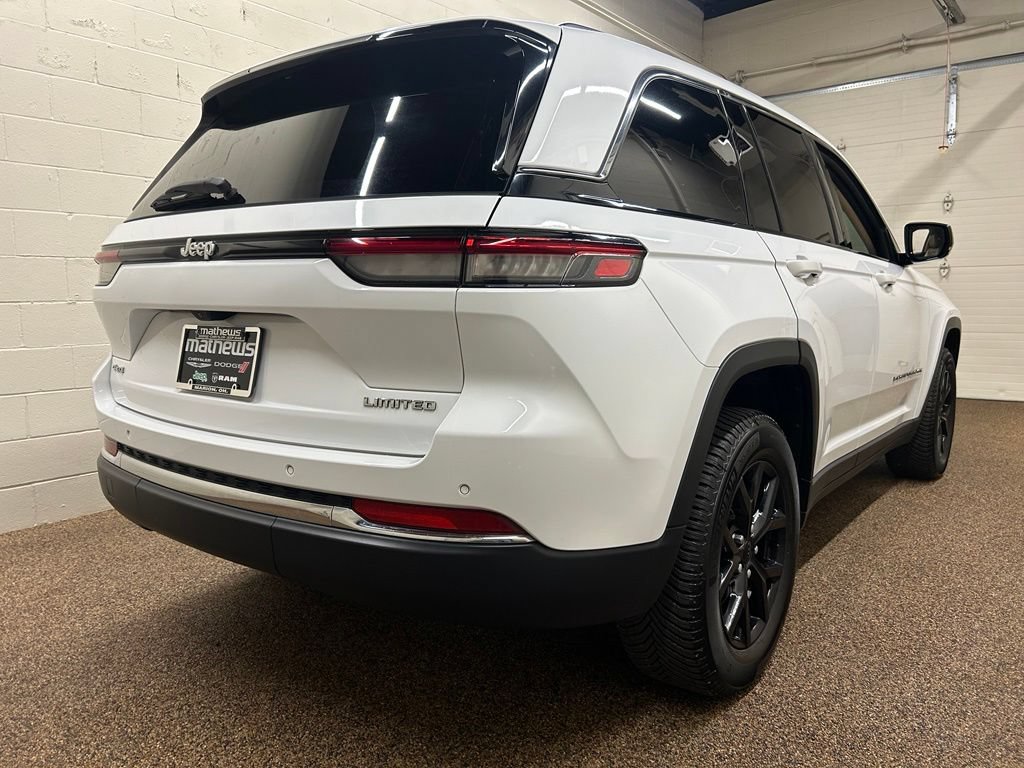 Used 2022 Jeep Grand Cherokee Limited AWD/4WD image 2