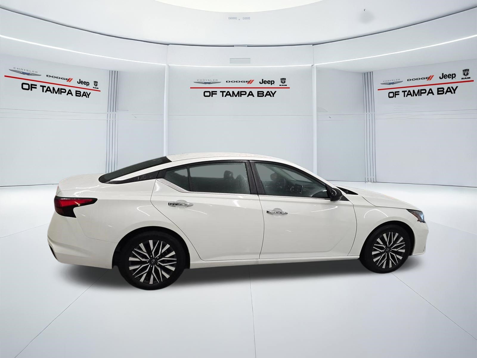Used 2024 Nissan Altima 2.5 SV FWD image 7