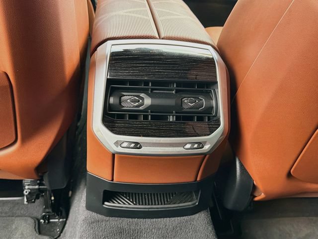 Used 2025 BMW i7 eDrive50 w/ M Sport Package RWD image 19