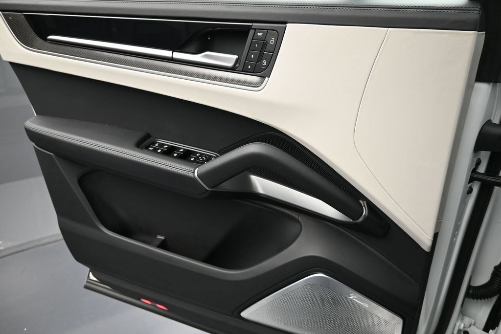 Certified 2025 Porsche Cayenne Turbo AWD/4WD image 25