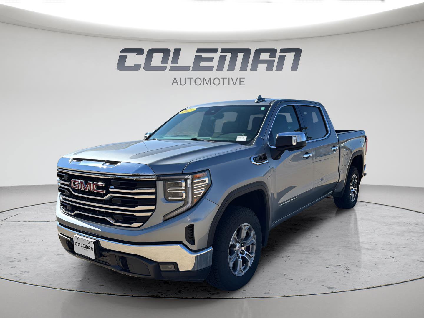 Used 2025 GMC Sierra 1500 SLT image 1