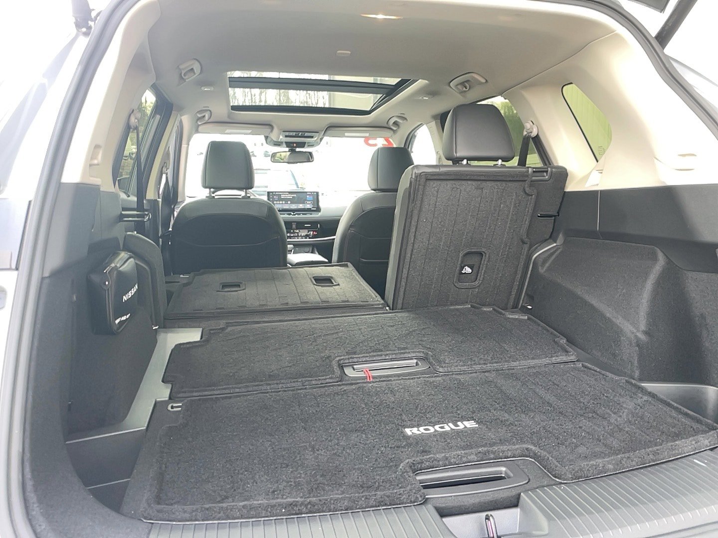 Used 2025 Nissan Rogue SL w/ Tech Package image 24