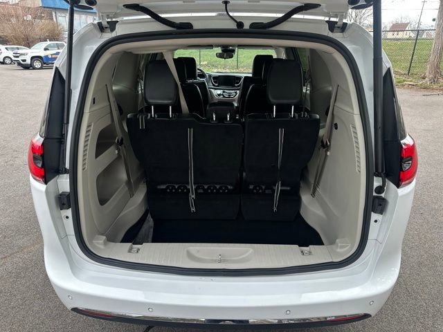Used 2024 Chrysler Pacifica Touring-L image 21