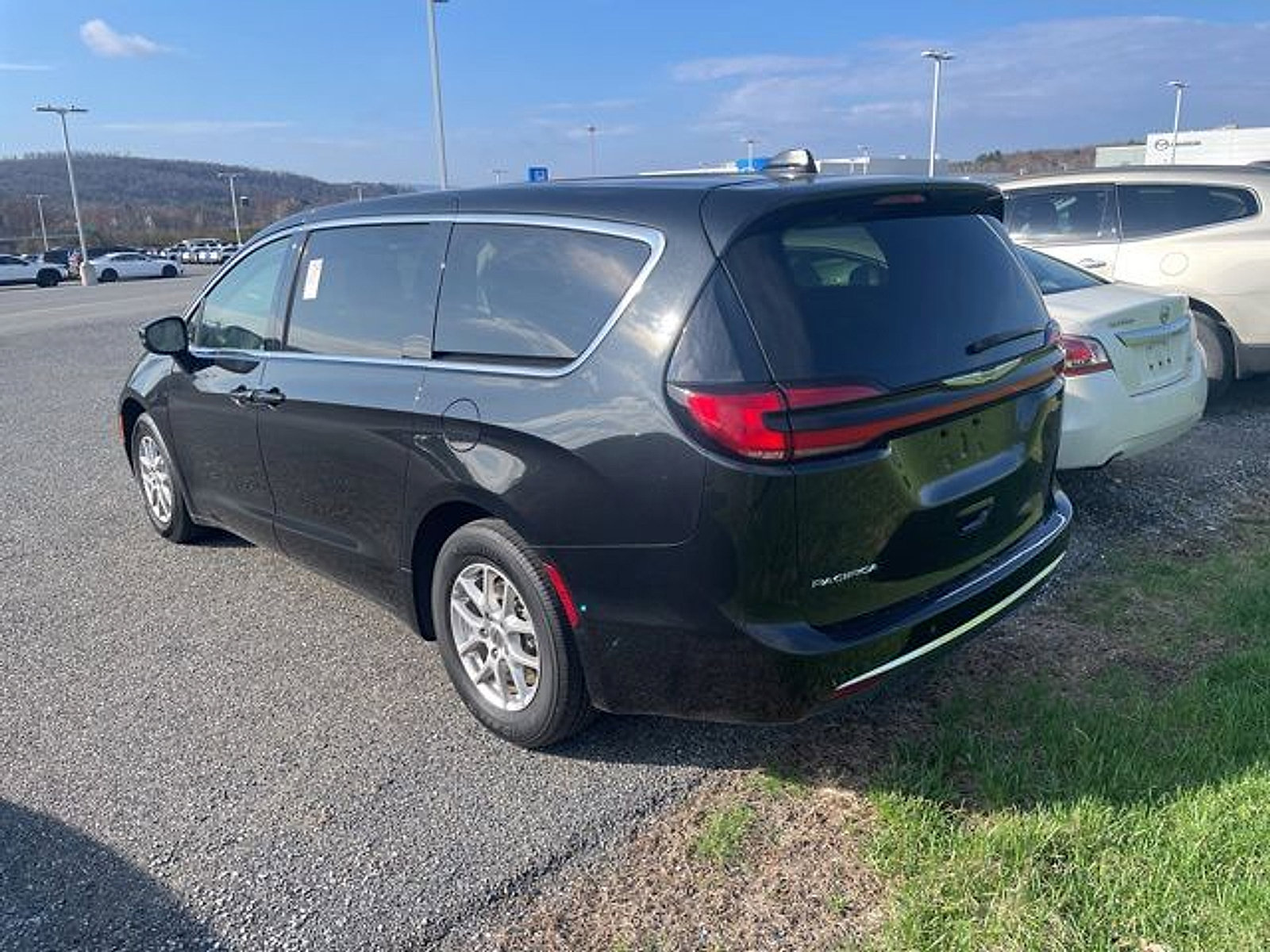 Used 2023 Chrysler Pacifica Touring-L image 7