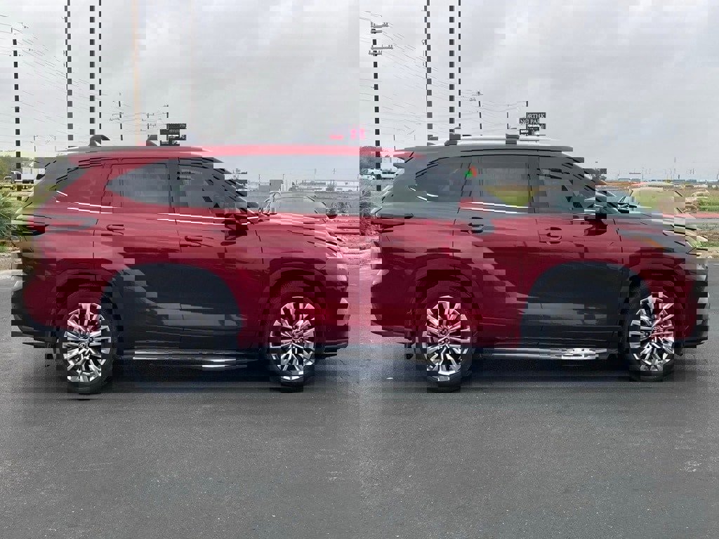 Used 2024 Toyota Highlander Platinum image 4