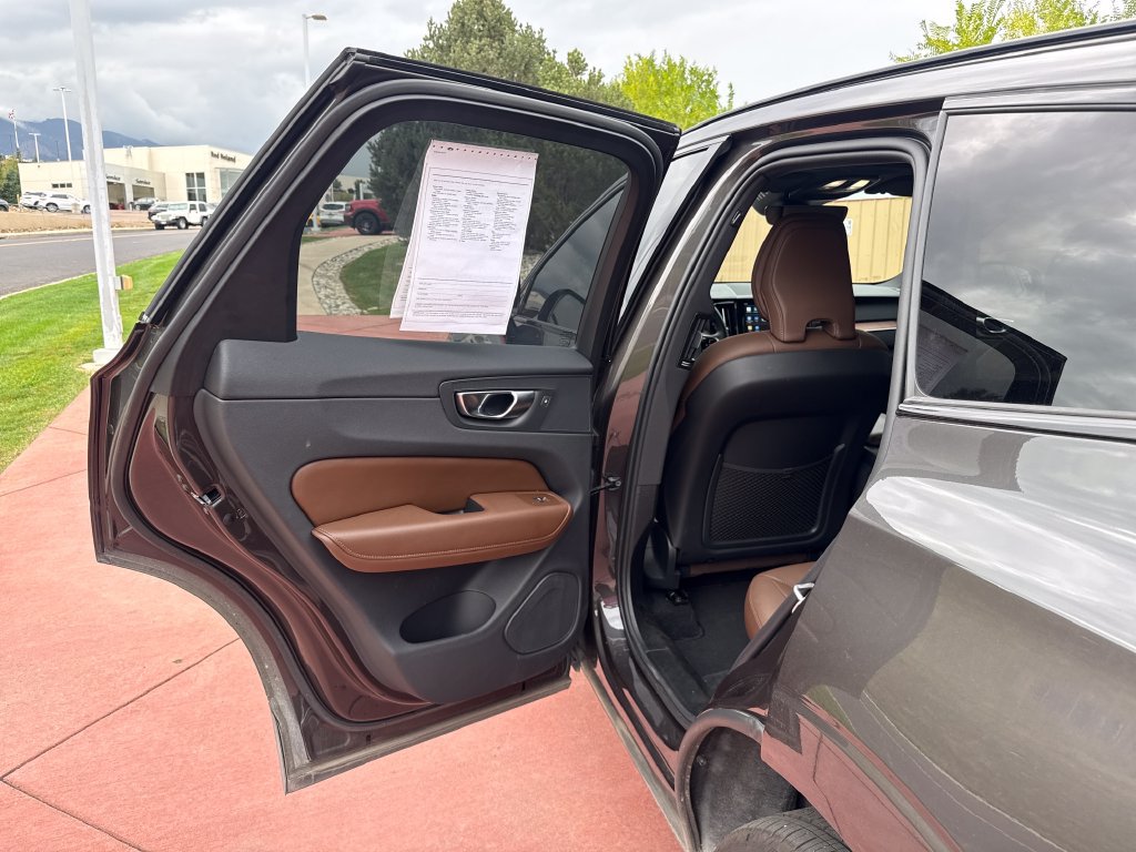 Used 2025 Volvo XC60 B5 Plus w/ Protection Package Premier AWD/4WD image 16