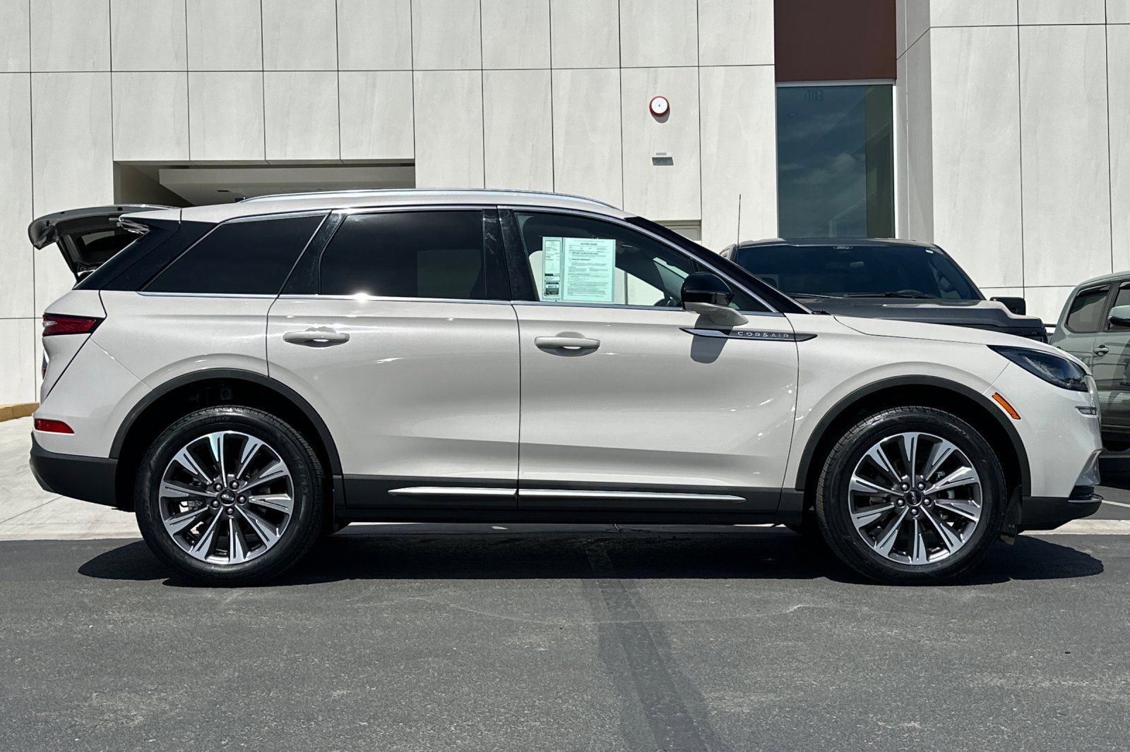 Used 2022 Lincoln Corsair Reserve FWD image 2