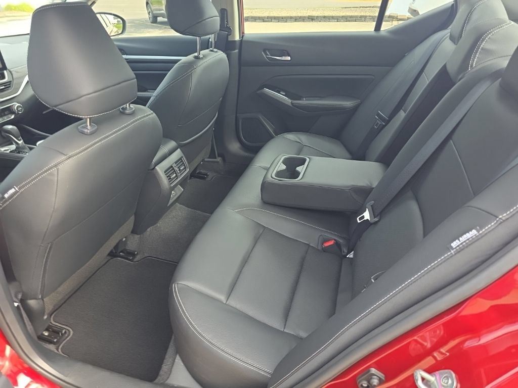 Used 2025 Nissan Altima 2.5 SL FWD image 12