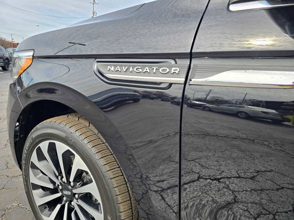 Used 2023 Lincoln Navigator Reserve image 9