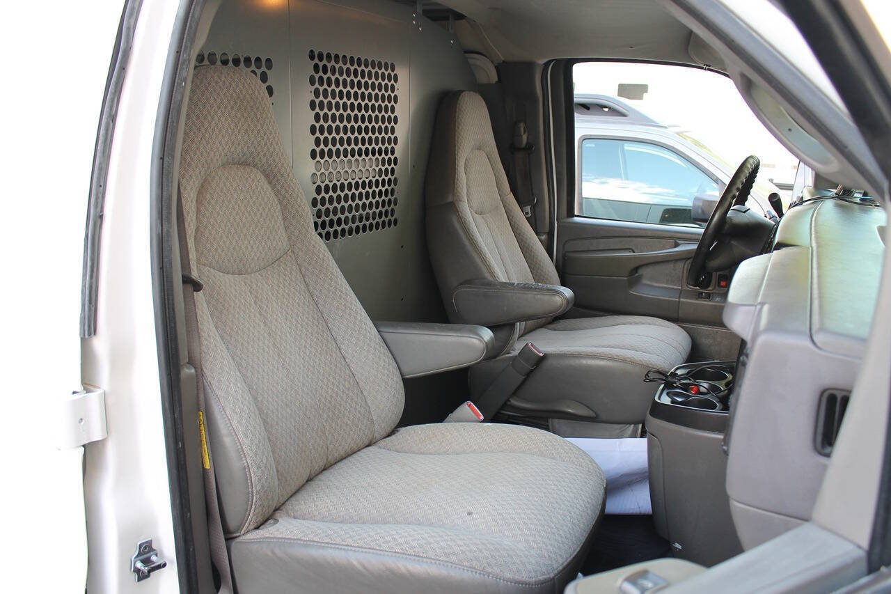 Used 2004 Chevrolet Express 1500 RWD image 28