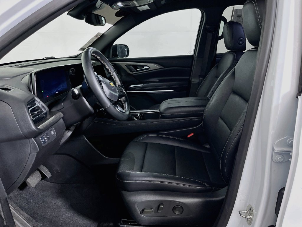 Used 2025 Chevrolet Traverse LT w/ Driver Confidence Package FWD image 11