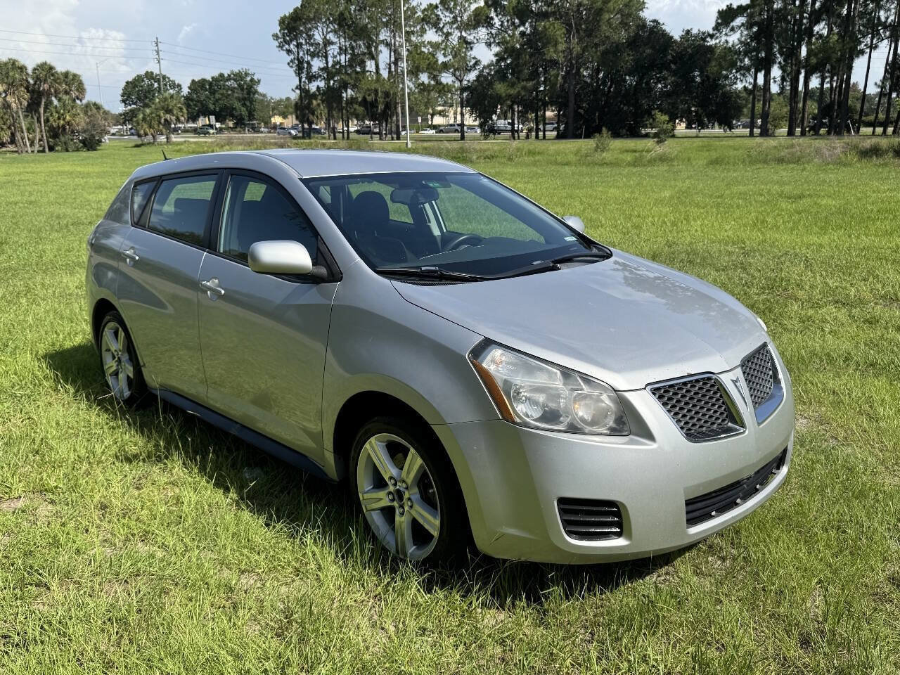 Used 2009 Pontiac Vibe w/ Preferred Package FWD image 2