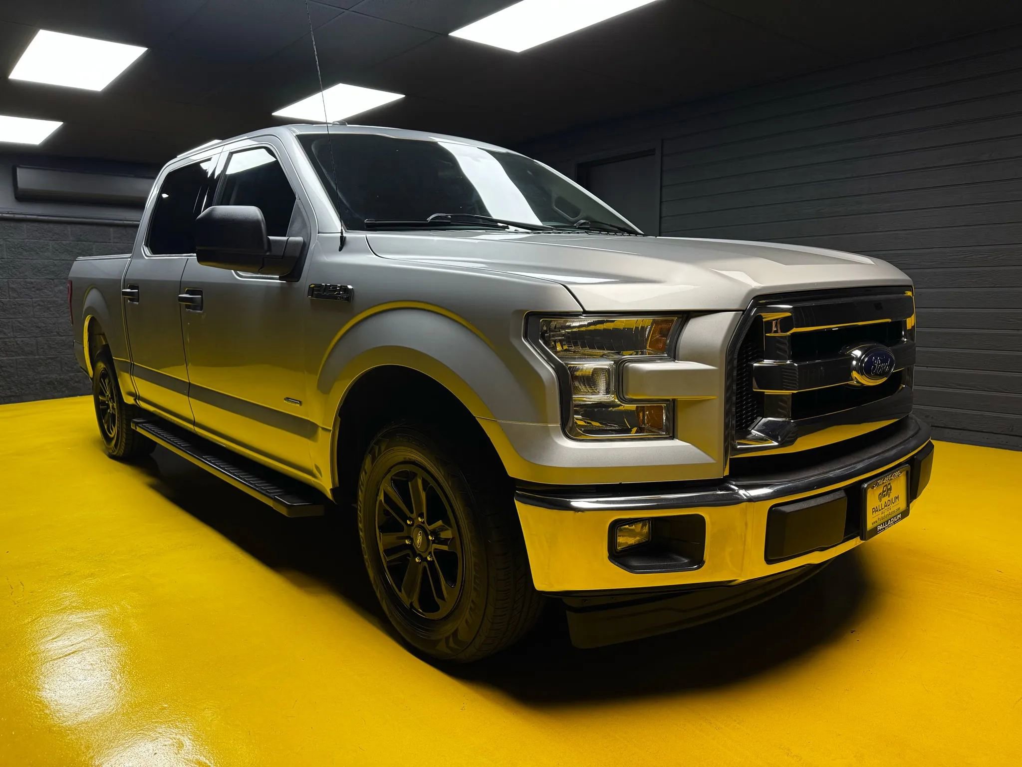 Used 2017 Ford F150 XLT image 4