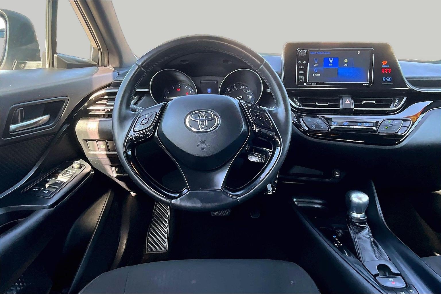Used 2018 Toyota C-HR XLE FWD image 5