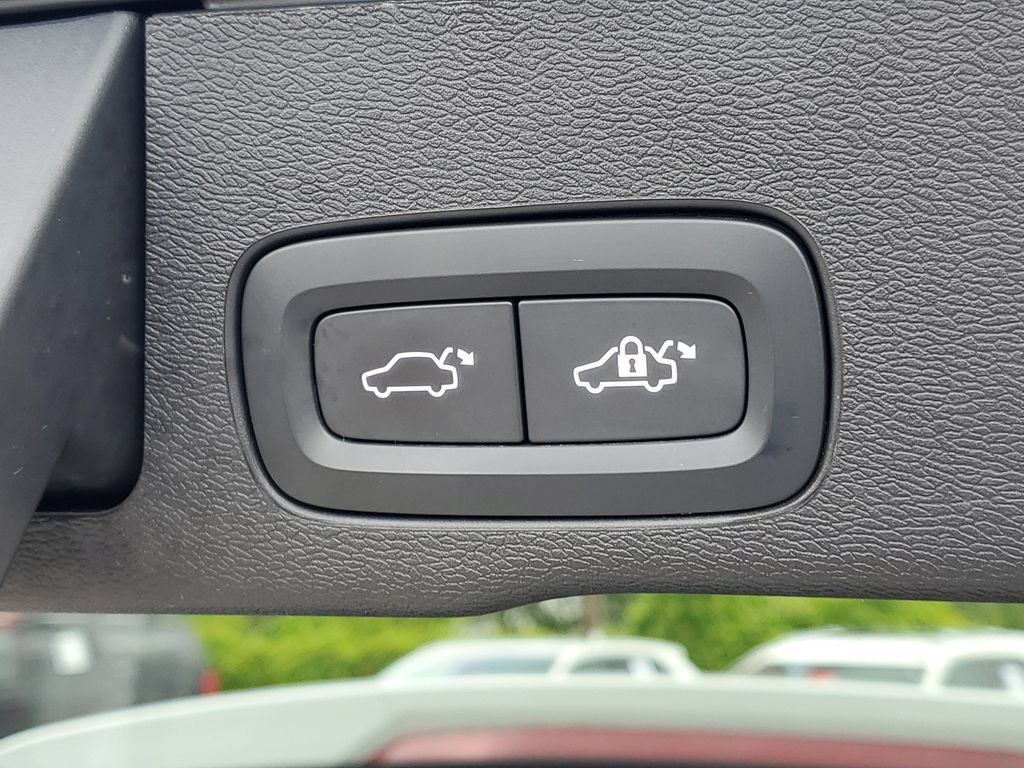 Used 2023 Volvo XC60 B5 Plus AWD/4WD image 9