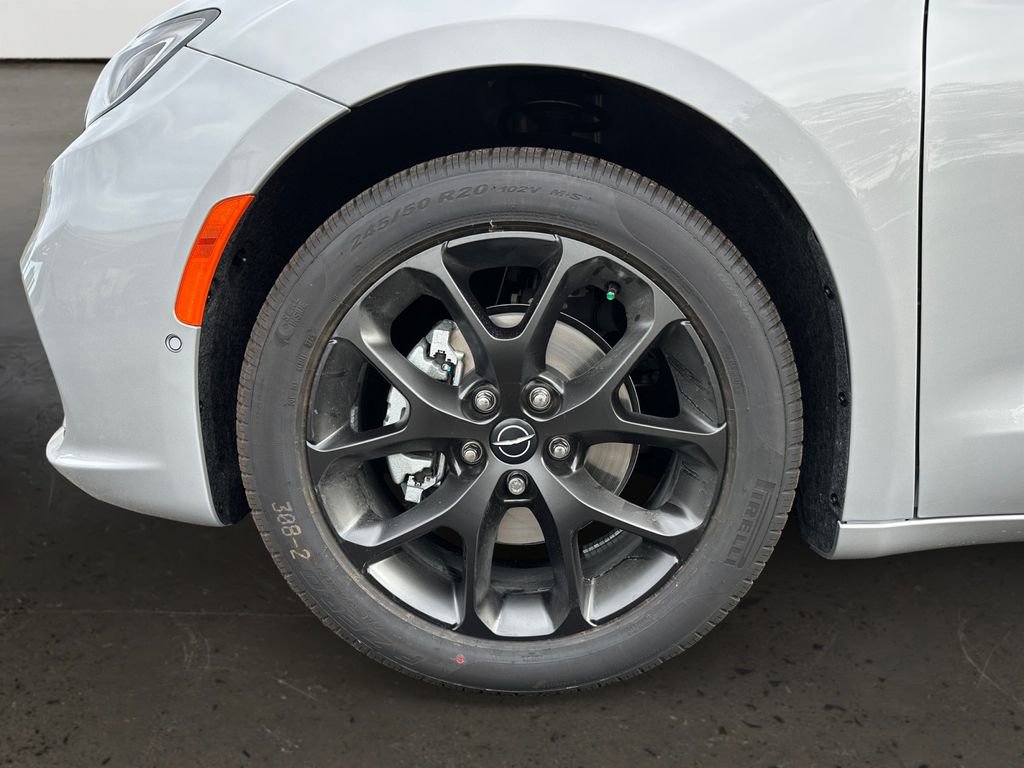 New 2026 Chrysler Pacifica Limited w/ S Appearance Package FWD image 10