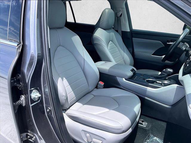 Used 2021 Toyota Highlander XLE FWD image 9