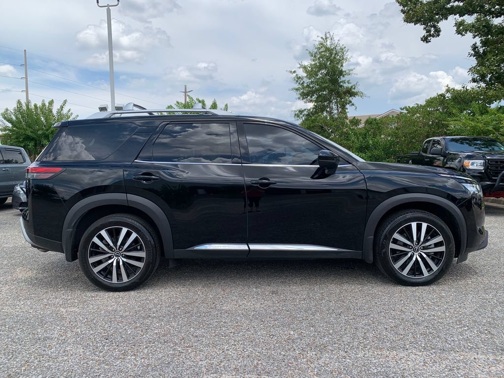 Used 2025 Nissan Pathfinder Platinum AWD/4WD image 2