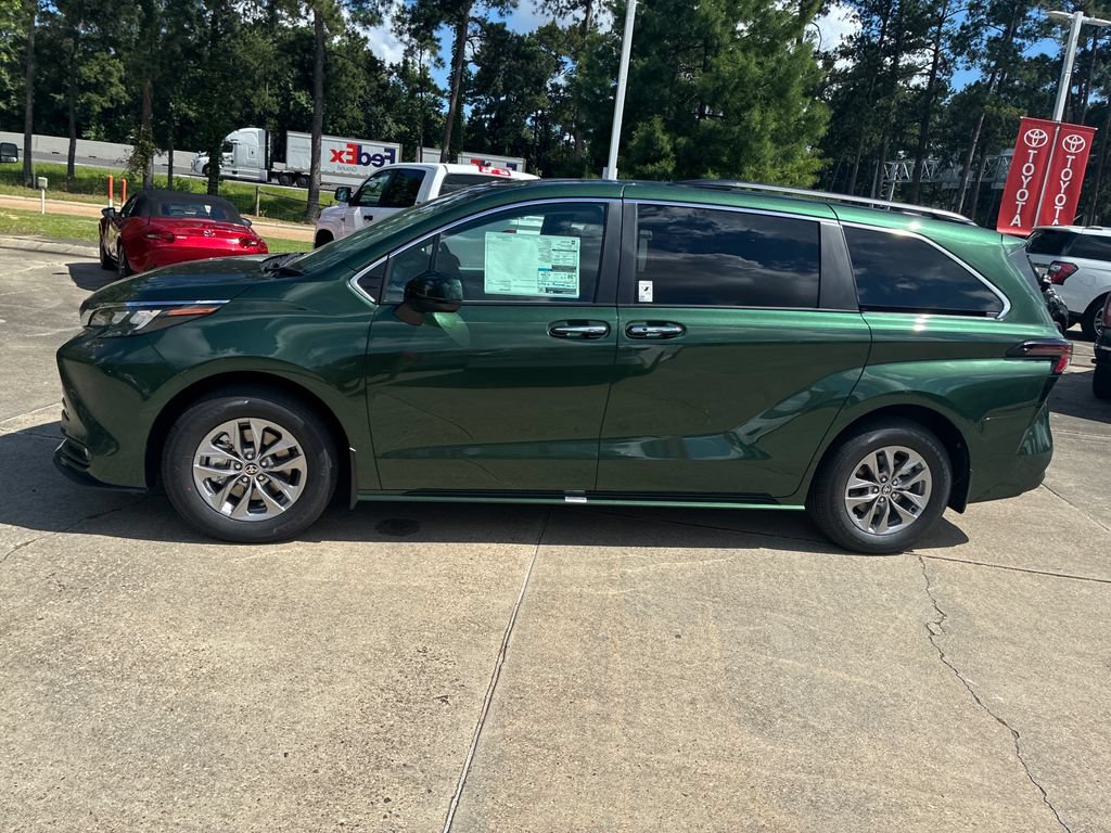 New 2026 Toyota Sienna XLE FWD image 2