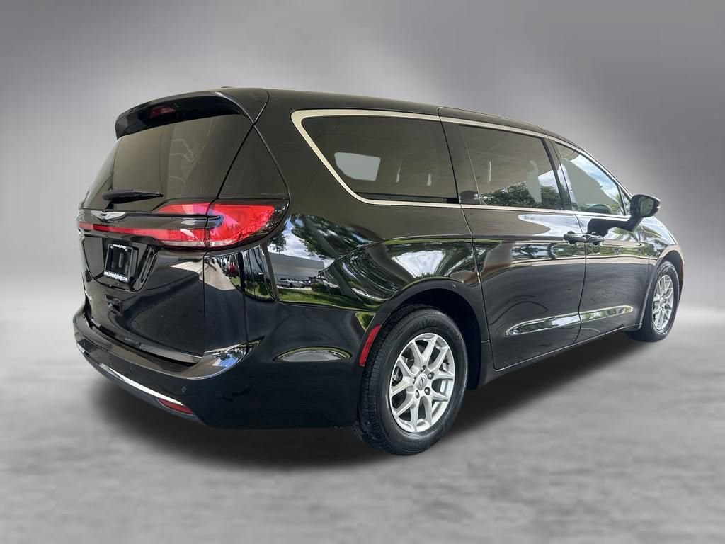 Used 2024 Chrysler Pacifica Touring-L FWD image 3