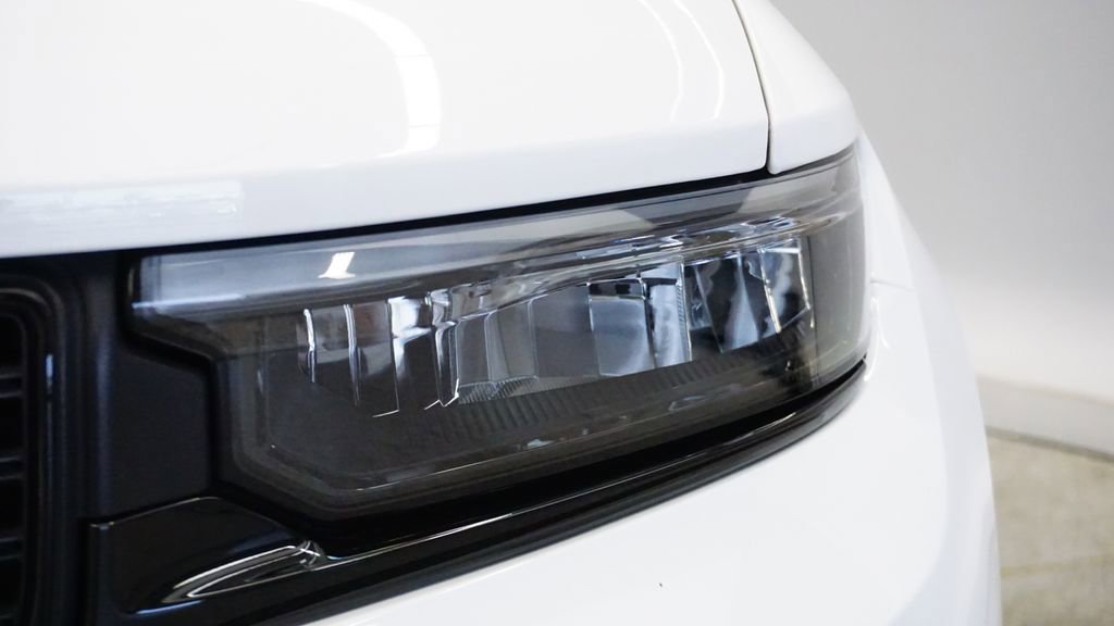 Certified 2023 Jeep Grand Cherokee Limited w/ Black Appearance Package image 9