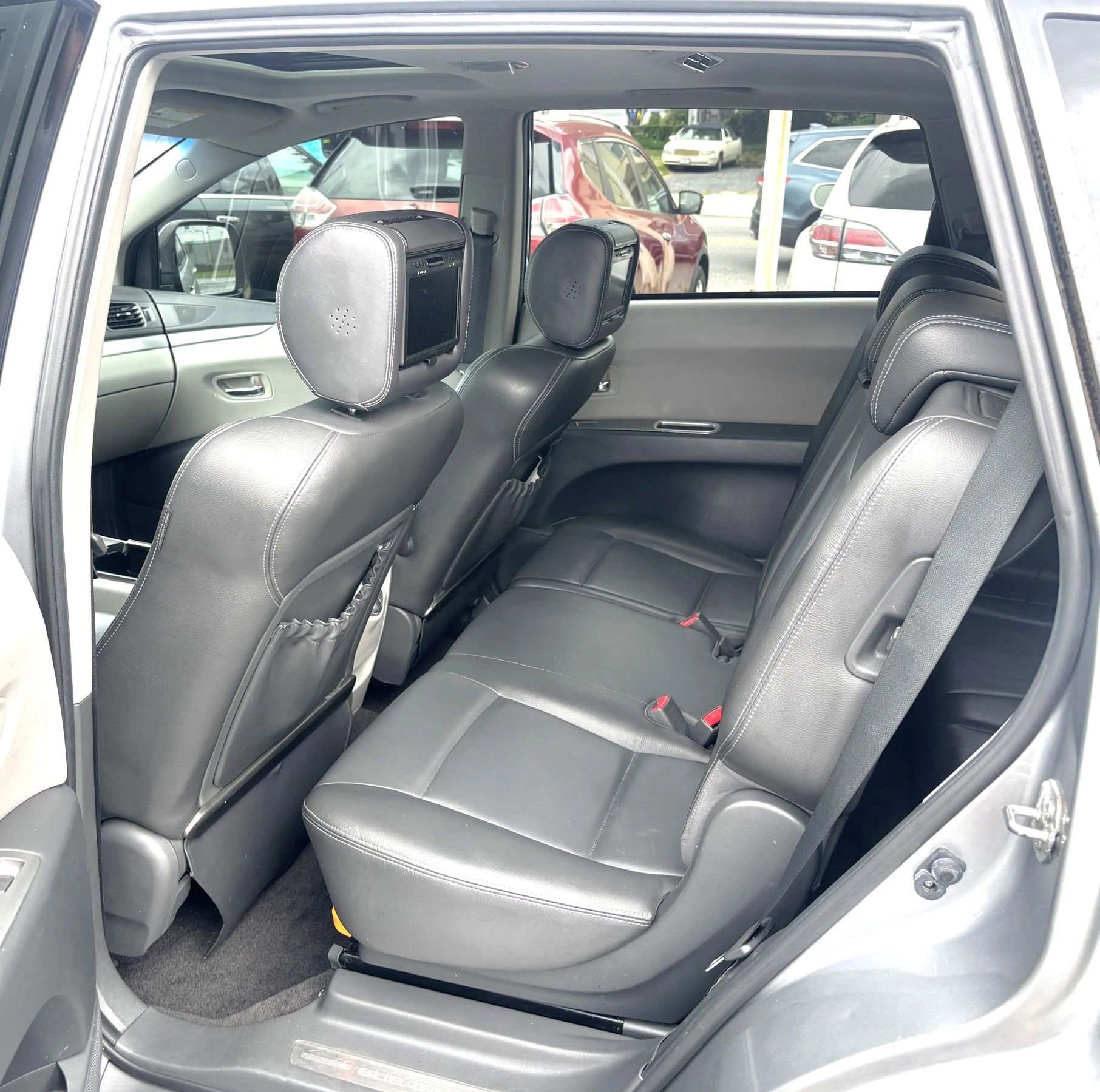 Used 2011 Subaru Tribeca Limited w/ PWR Moonroof & Navigation Pkg AWD/4WD image 9