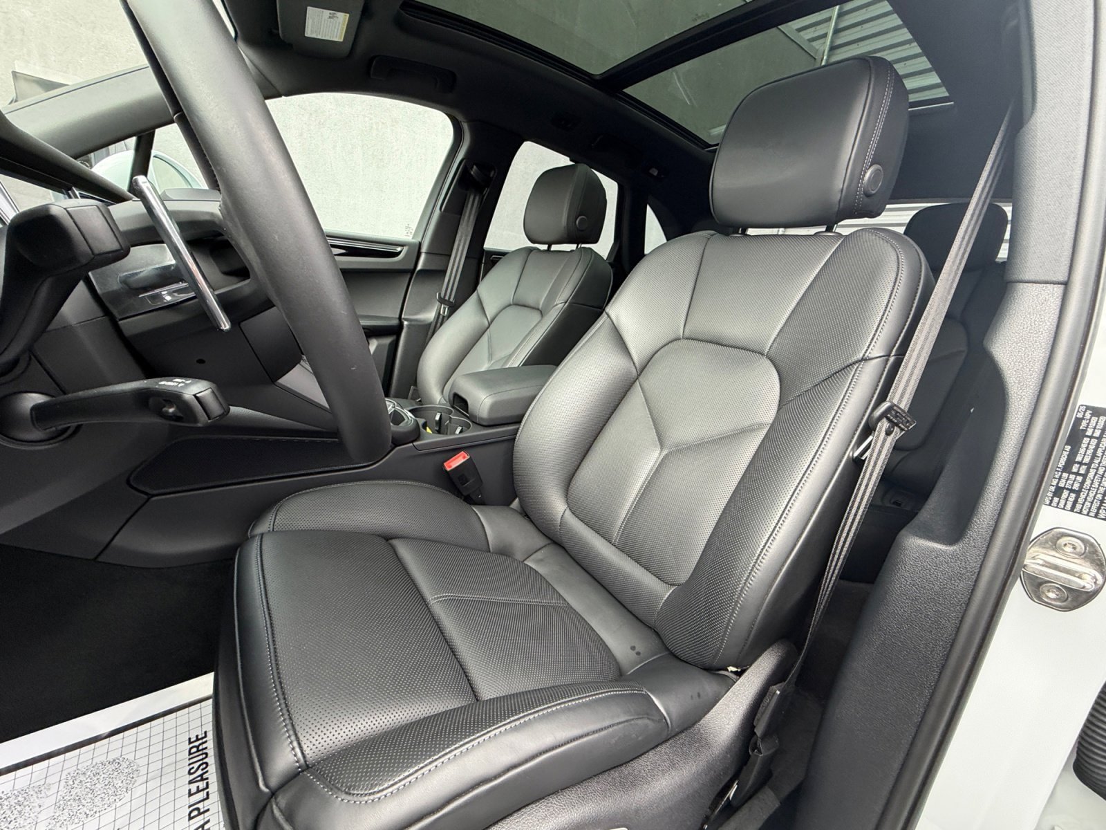 Certified 2025 Porsche Macan AWD/4WD image 16