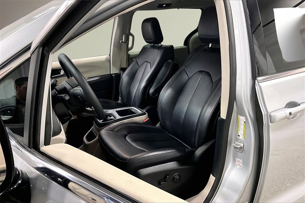 Used 2024 Chrysler Pacifica Touring-L image 22
