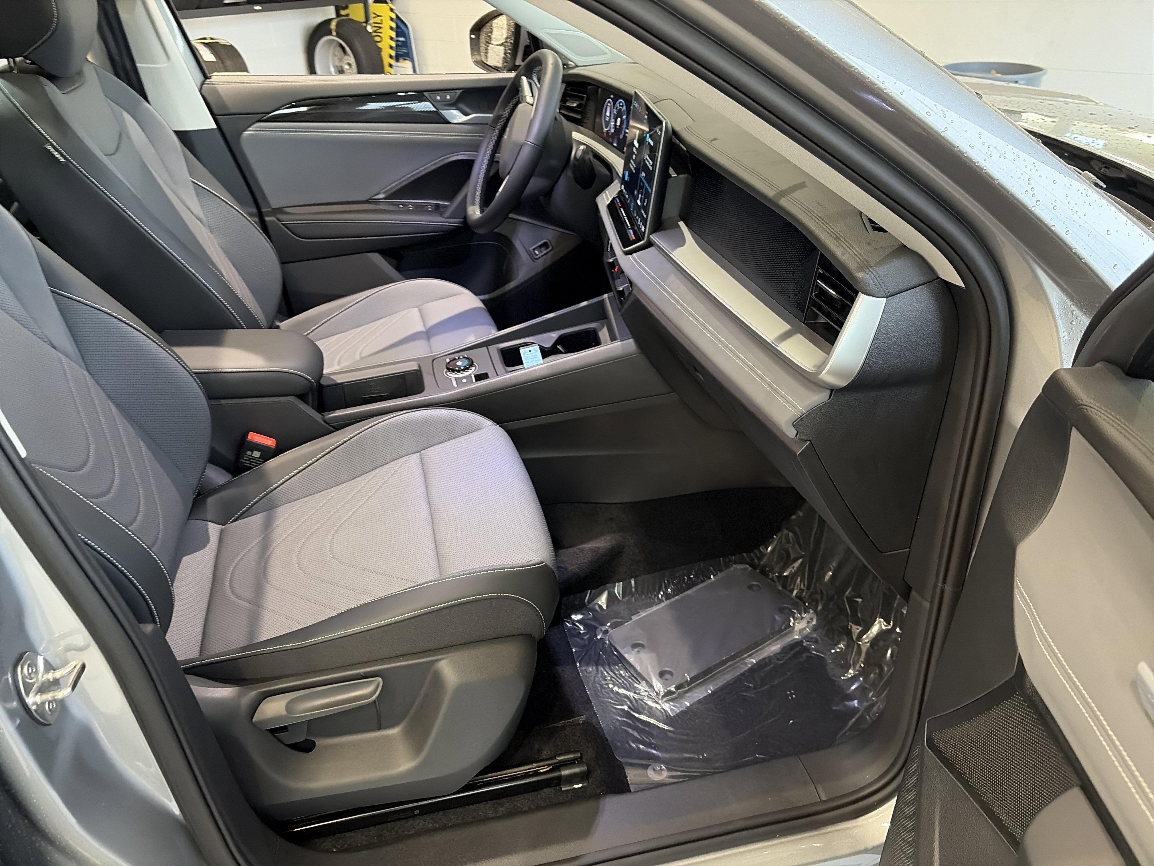 New 2026 Volkswagen Tiguan SE AWD/4WD image 28