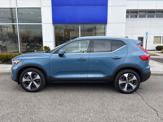 Used 2025 Volvo XC40 B5 Plus AWD/4WD image 2