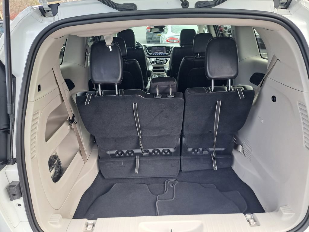 Used 2024 Chrysler Pacifica Touring-L image 17