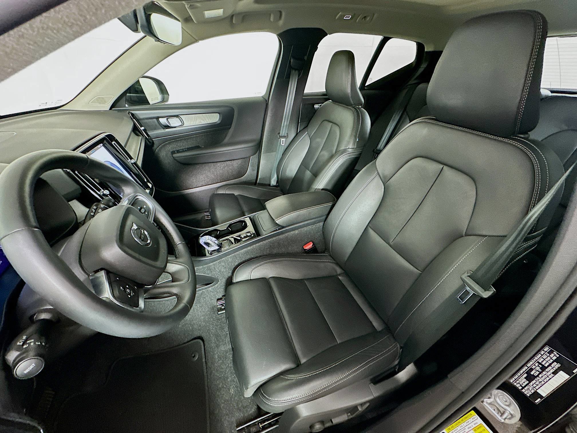 Used 2025 Volvo XC40 B5 Plus image 13