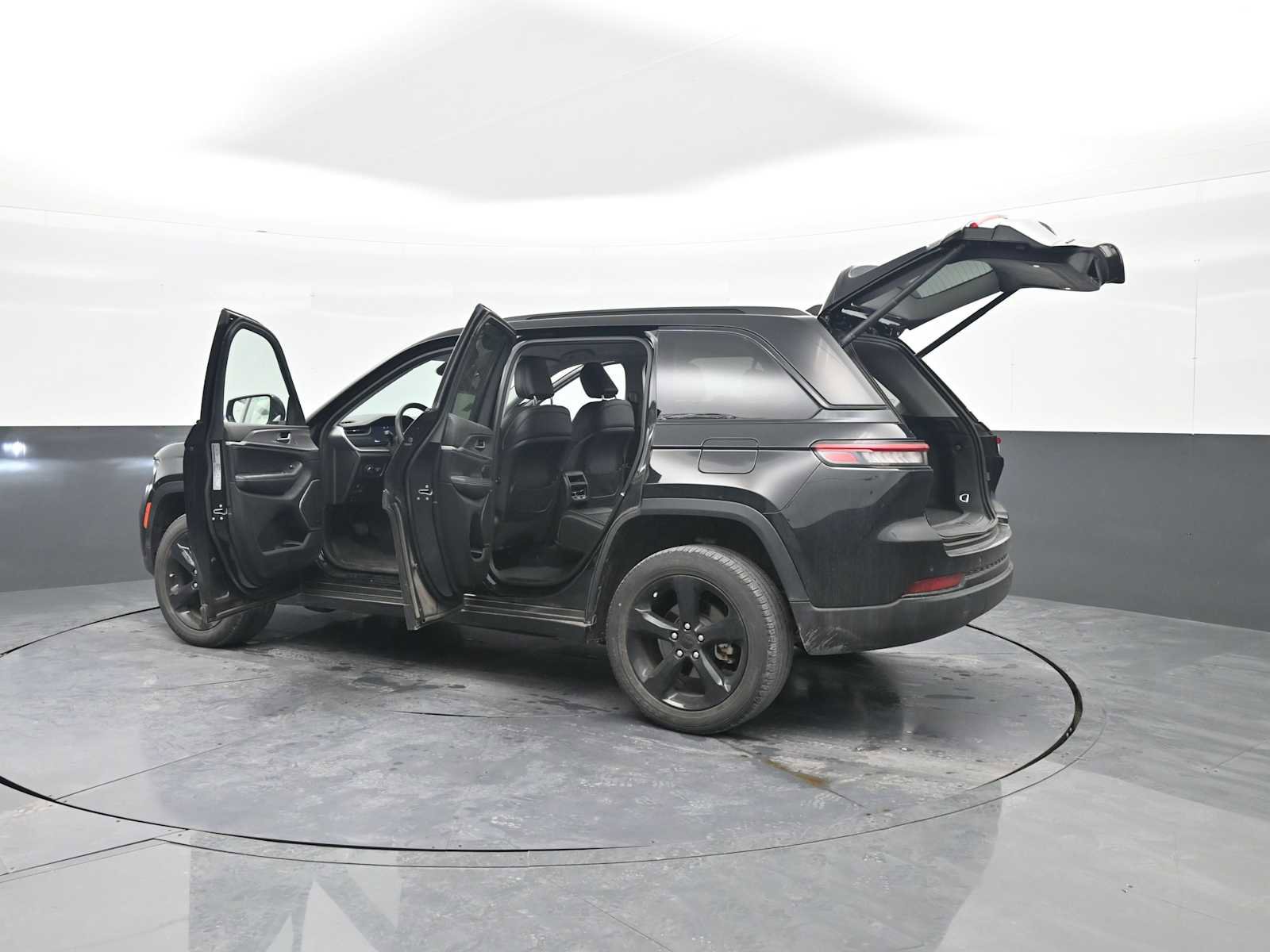 Used 2023 Jeep Grand Cherokee Limited w/ Black Appearance Package image 46
