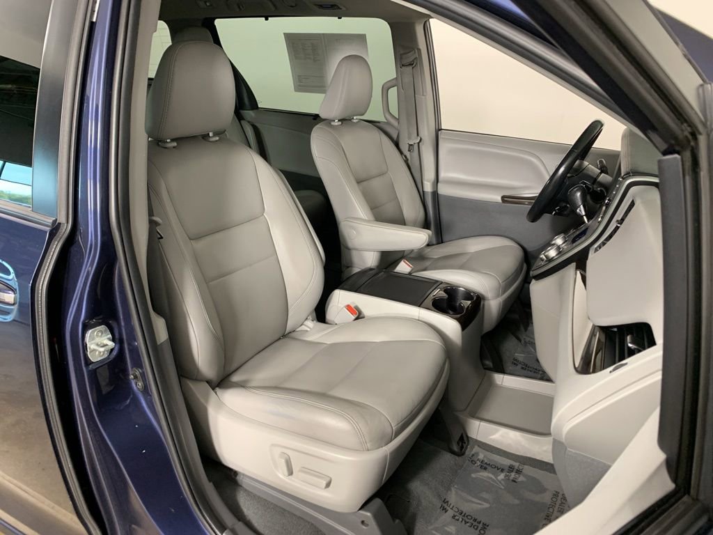 Used 2020 Toyota Sienna XLE FWD image 40
