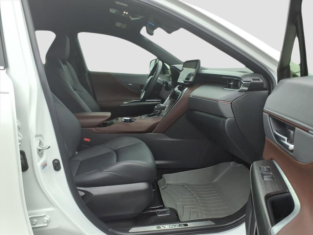 Used 2024 Toyota Venza XLE image 11
