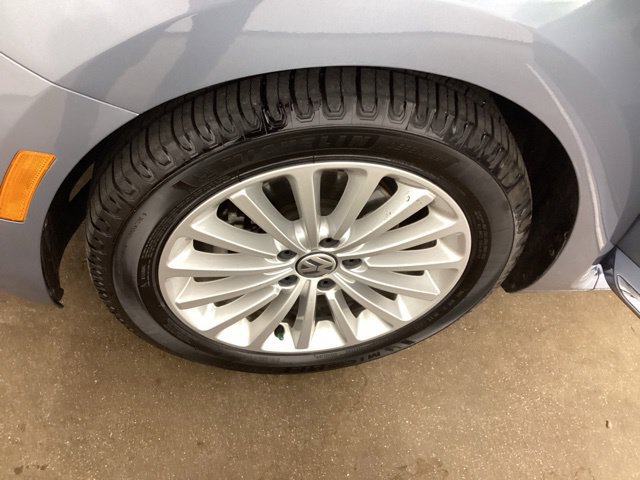 Used 2019 Volkswagen Beetle 2.0T SE FWD image 28