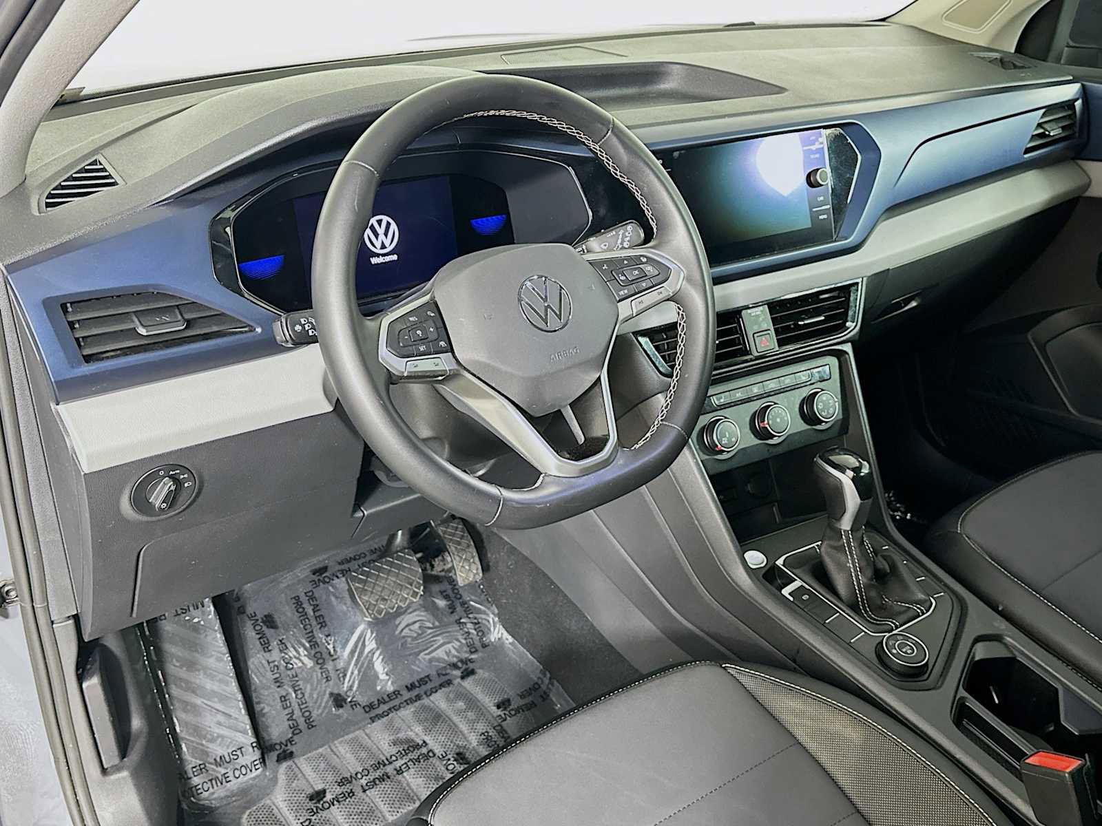 Used 2022 Volkswagen Taos SE w/ Panoramic Sunroof Package AWD/4WD image 9
