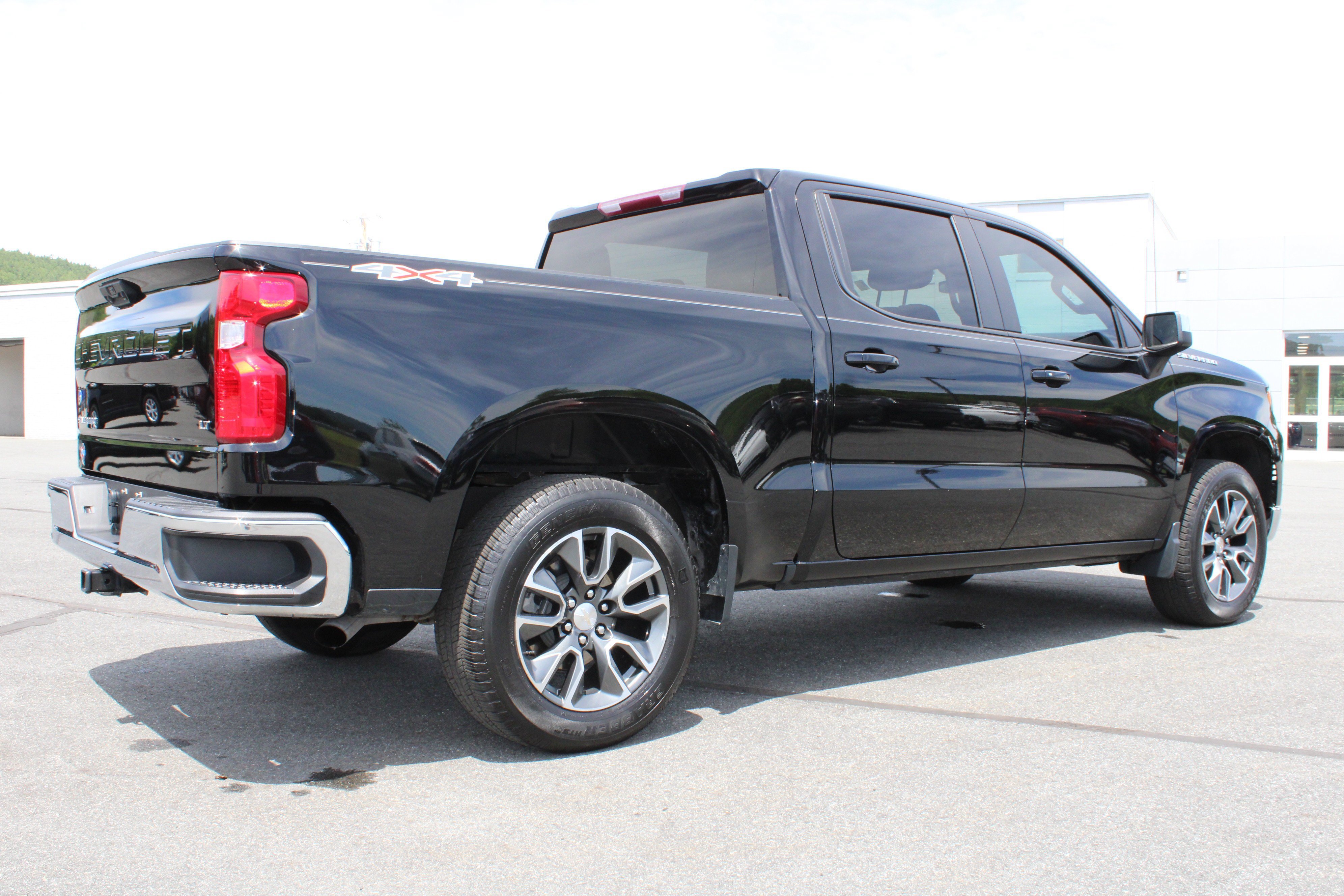 Used 2023 Chevrolet Silverado 1500 LT AWD/4WD image 7