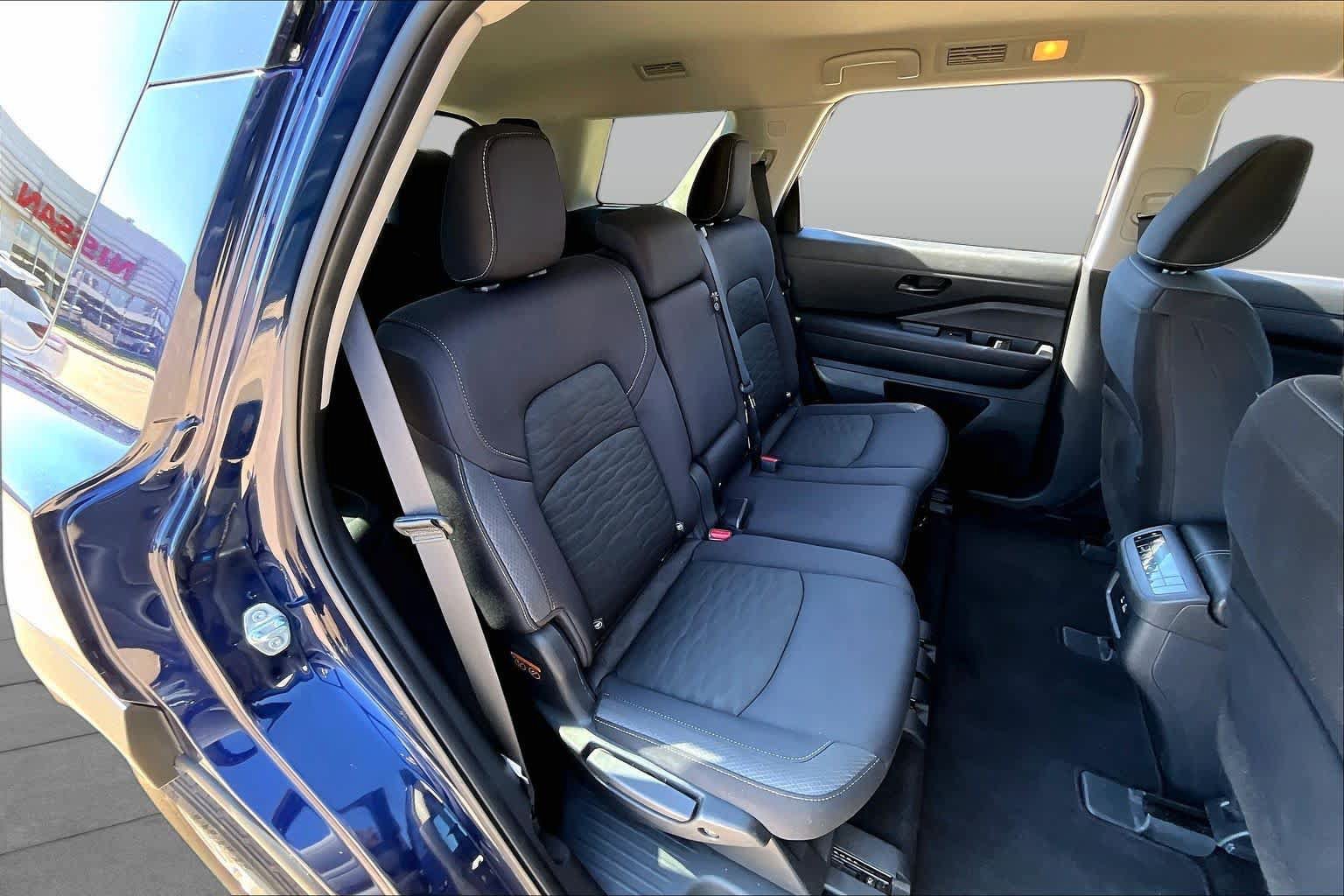 Used 2025 Nissan Pathfinder SV AWD/4WD image 18