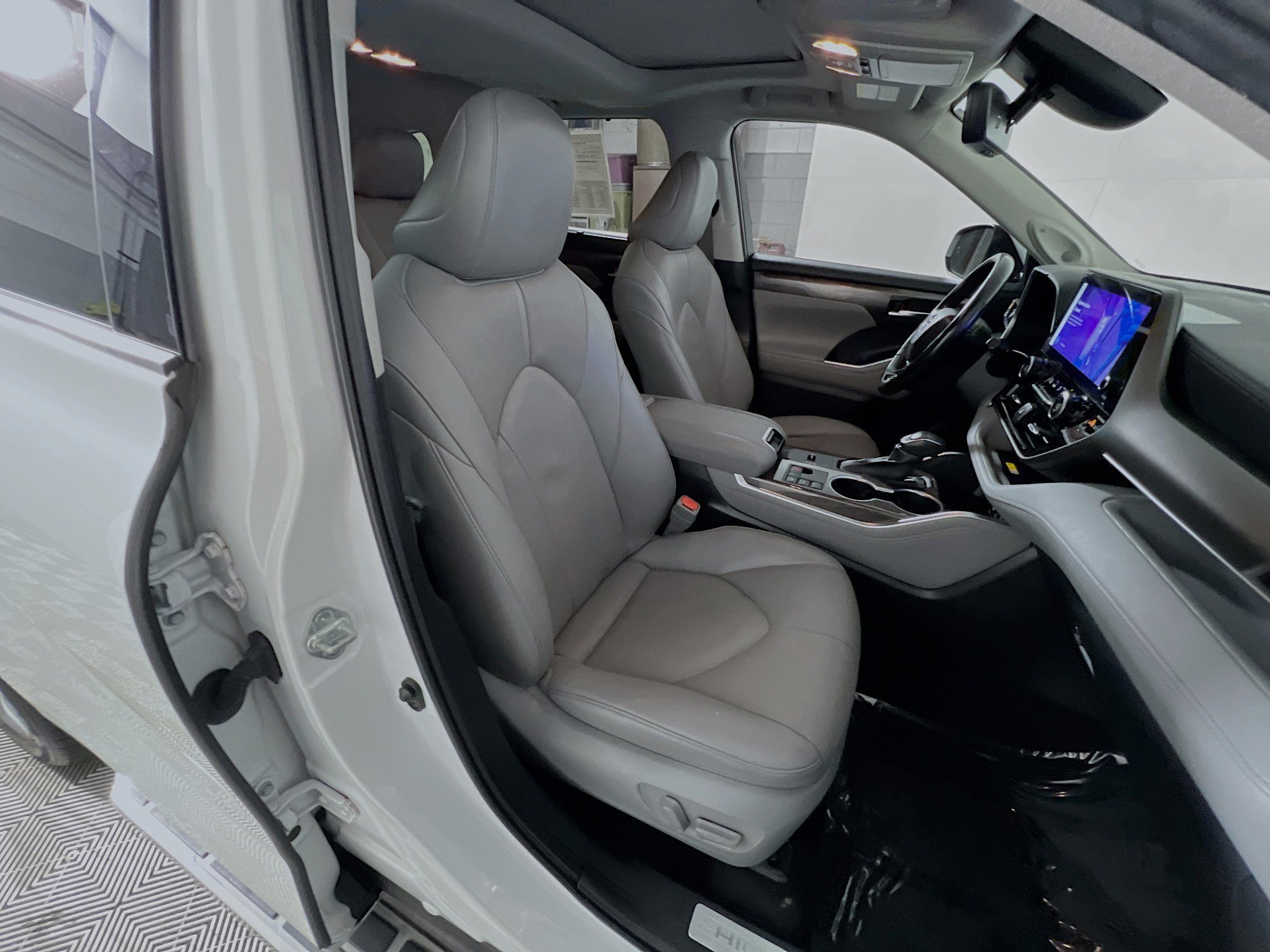 Used 2023 Toyota Highlander Limited FWD image 31