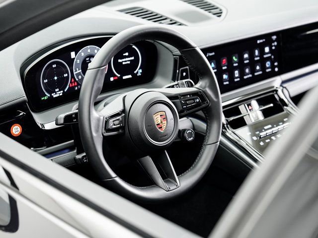 Certified 2025 Porsche Panamera 4 image 9