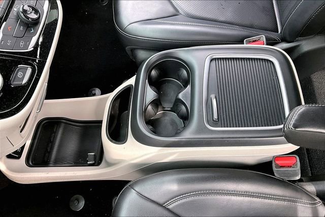 Used 2023 Chrysler Pacifica Touring-L image 18