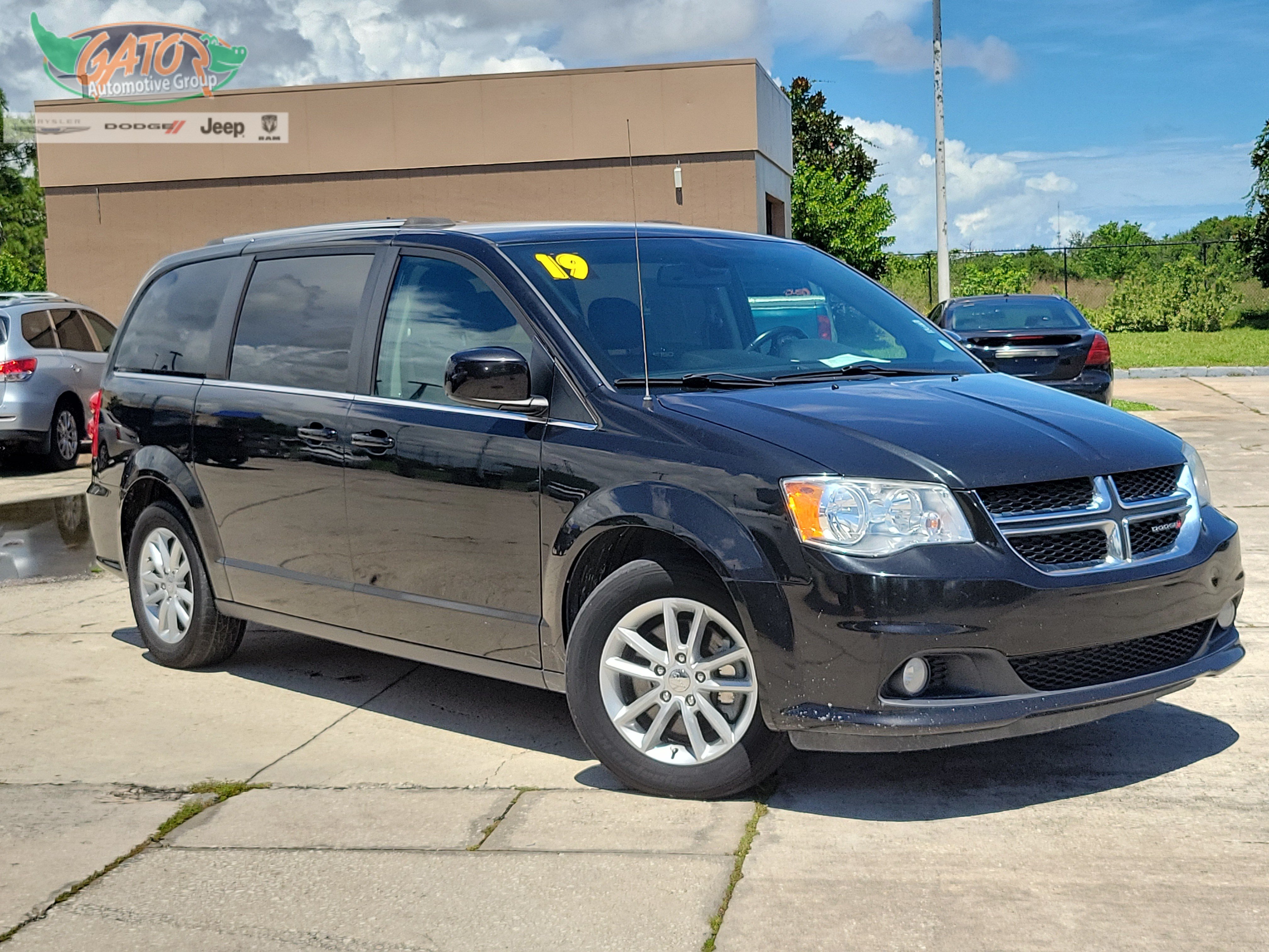 Used 2019 Dodge Grand Caravan SXT FWD image 1