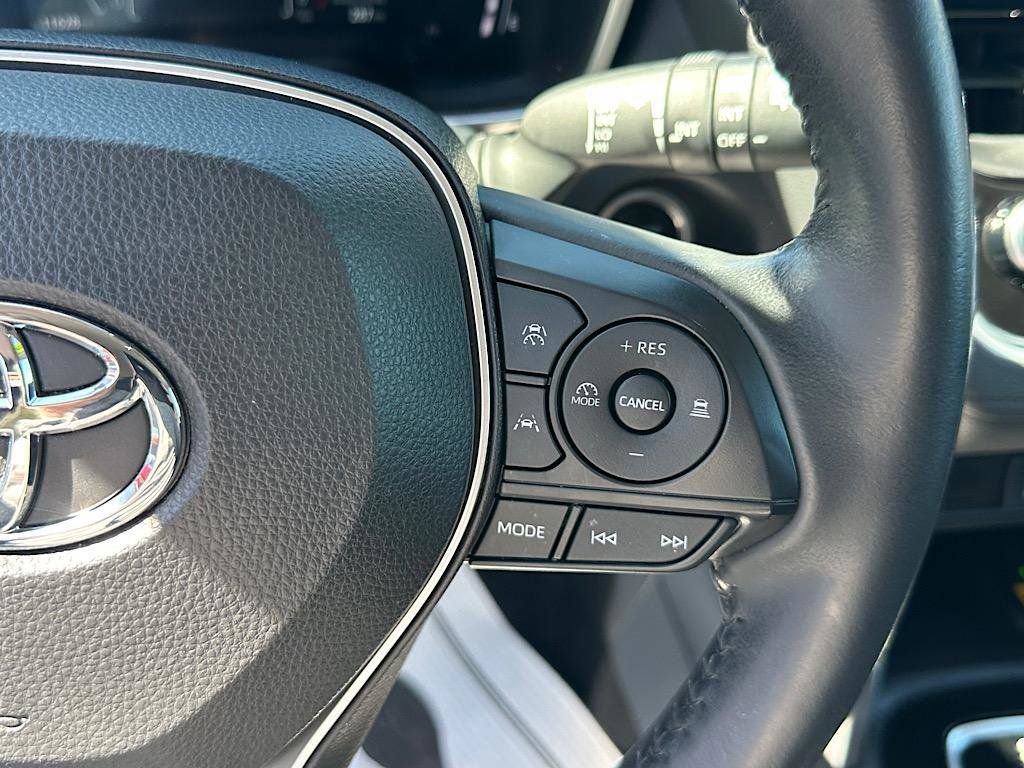 Certified 2023 Toyota Corolla Cross XLE image 22