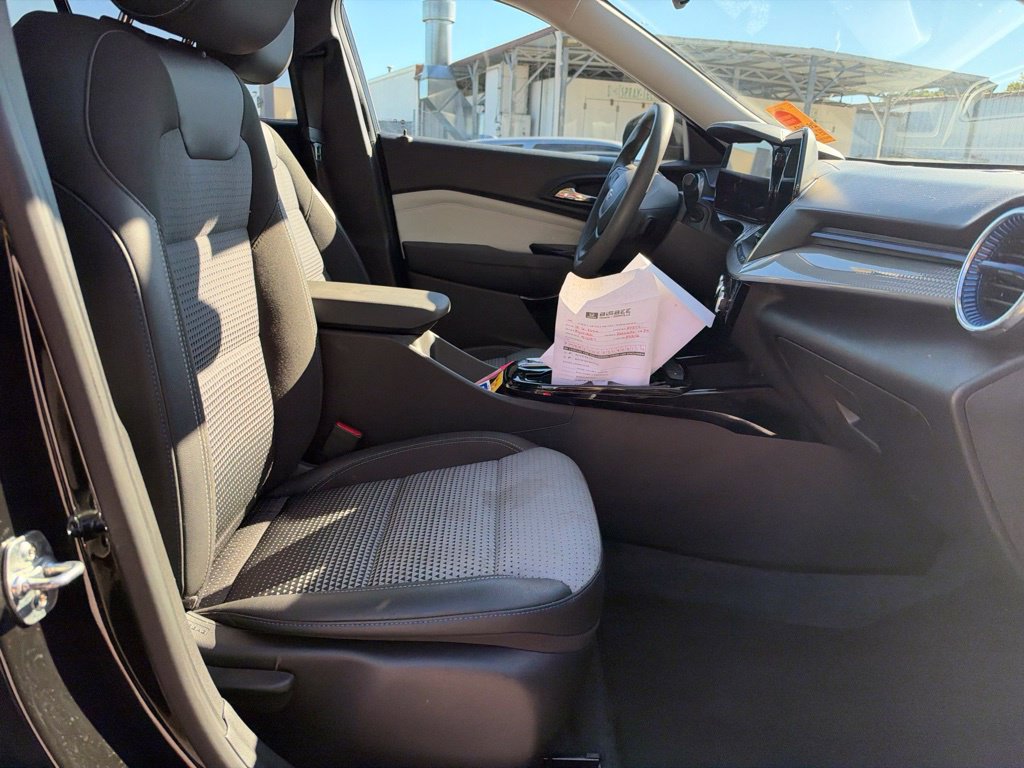 Used 2025 Chevrolet Trax LT FWD image 42