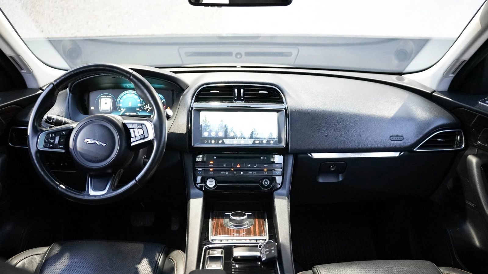 Used 2018 Jaguar F-PACE Prestige image 34