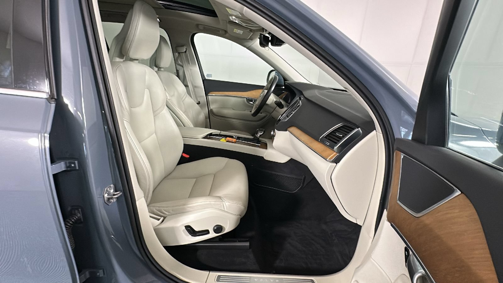 Used 2021 Volvo XC90 T6 Momentum AWD/4WD image 35