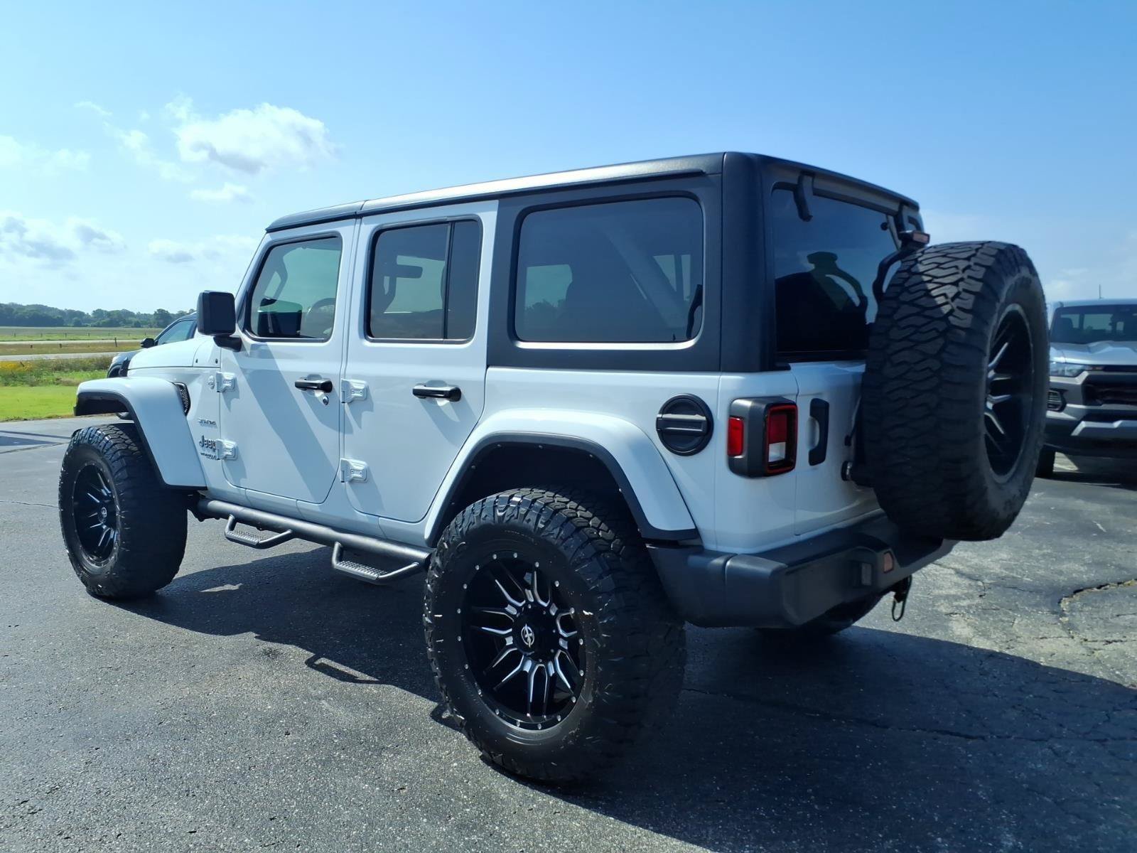 Used 2021 Jeep Wrangler Unlimited Sahara w/ Uconnect 4C Nav & Sound Group AWD/4WD image 3